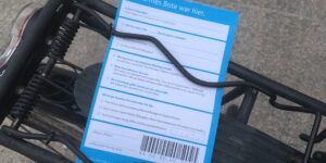 Benachrichtigungskarte Paketzustellung klemmt auf Fahrradgepäckträger